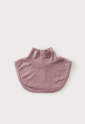 Tour de cou en tissu couleur mauve avec col roulé plié et bords doux et arrondis, conçu pour couvrir le cou et le haut de la poitrine.