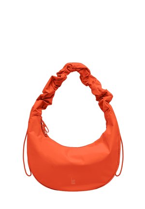 Borsa a mezzaluna di un arancione brillante con manico arricciato e cerniera su sfondo bianco.