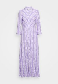 Fialové šaty s bílým šikmým vzorem, s límečkem, zapínáním na knoflíky a rukávy po lokty. Dlouhý střih.