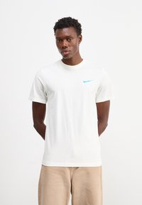 Nike Sportswear TEE CLUB - T-shirts print - sail