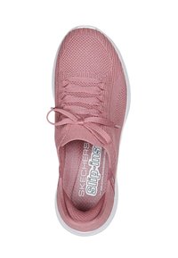 Skechers Slip-Ins, parte superior de malla rosa, cierre de cordones, patrón texturizado, plantilla acolchada, suela de goma blanca.