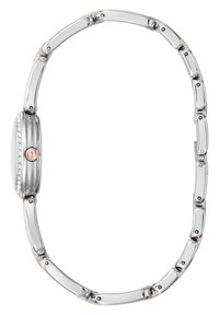 Montre bracelet ton argent avec des maillons en métal poli, boîtier ovale et accents en cristal autour de la lunette. Présente un accent en or rose sur le côté.
