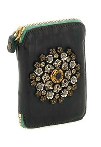 Portafoglio in pelle nera con un ornamento metallico floreale circolare, caratterizzato da accenti dorati e argentati e una rifinitura con cerniera verde.