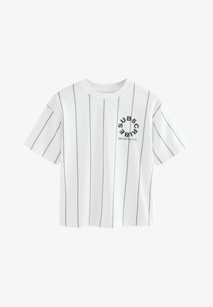 Camiseta blanca de manga corta con rayas verticales grises, que presenta un logo circular negro con texto en la parte izquierda del pecho.