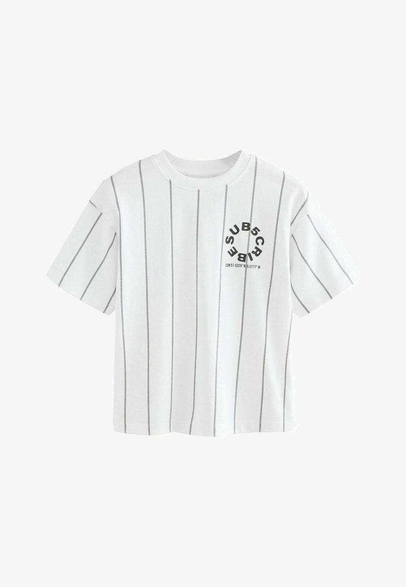 Hvid t-shirt med korte ærmer og grå lodrette striber, prydet med et sort cirkulært logo med tekst på venstre brystområde.
