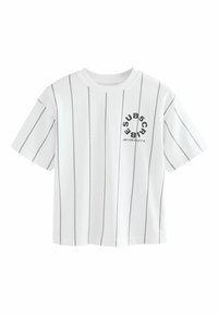 Weißes Kurzarm-T-Shirt mit grauen vertikalen Streifen, rundem Ausschnitt und einem kreisförmigen schwarzen Grafikdesign auf der linken Brust.