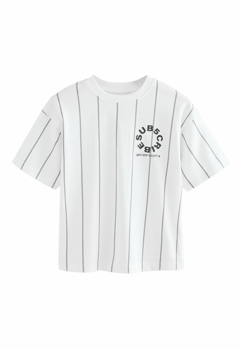 Weißes Kurzarm-T-Shirt mit grauen vertikalen Streifen, rundem Ausschnitt und einem kreisförmigen schwarzen Grafikdesign auf der linken Brust.