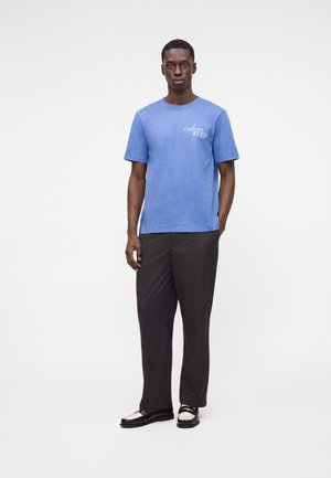 Calvin Klein Jeans, HERO ITALIC GRAPHIC UNISEX - Тениска с щампа - bleached denim