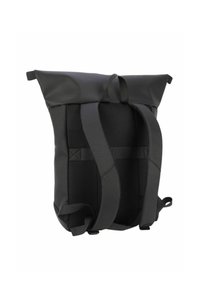 Mochila negra tipo rolltop fabricada con material impermeable, con respaldo y correas de malla acolchada, hebillas ajustables y un diseño minimalista.