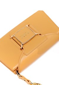 Borsetta in pelle marrone chiaro con hardware dorato, forma rettangolare, logo impresso e tracolla staccabile. Texture liscia.