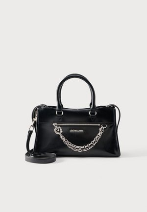 Μαύρη γυαλιστερή τσάντα Love Moschino με διπλές επάνω λαβές, αποσπώμενο λουράκι, μπροστινή θήκη με φερμουάρ και διακοσμητική ασημένια αλυσίδα.