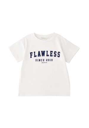 Maglietta bianca a maniche corte con testo blu navy "FLAWLESS" sopra "SINCE 2010" e testo più piccolo "DREAM BIG" sotto.