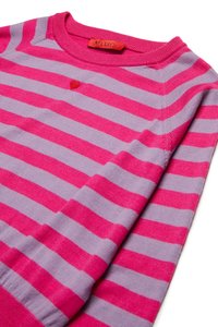 Rosa og lavendelstripet genser med rund hals og en liten rød hjerte detalj i midten. Myk strikkete tekstur, uformelt design.