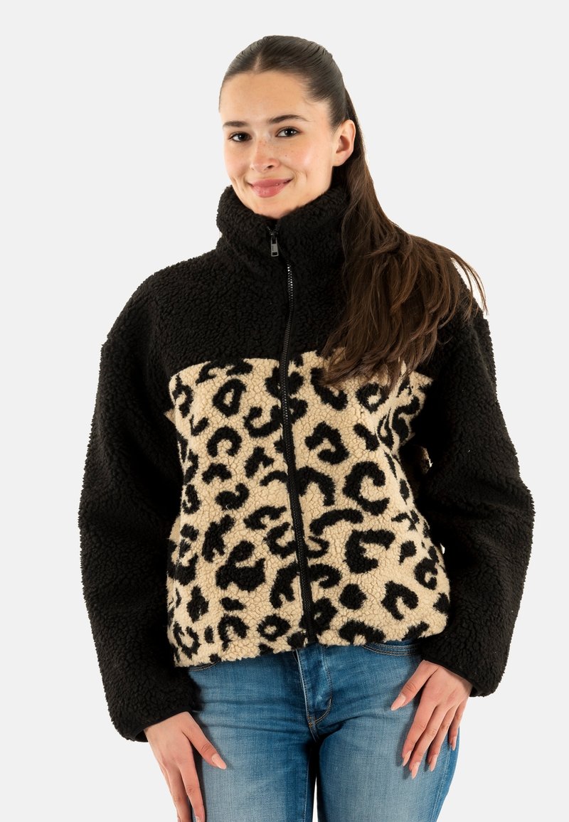 Giacca di pile nera e beige con motivo leopardato sul davanti, colletto alto e chiusura con zip. Tessuto morbido e vestibilità comoda.