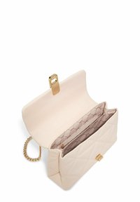 Vadderad krämfärgad handväska med guldsmycken, som har ett inre fack med en strukturerad design och en kedjesnor.