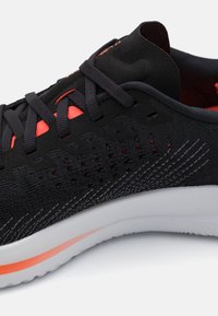 Under Armour VELOCITI 4 SE - Løpesko for vei - black/anthracite/ares red