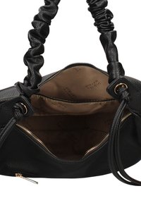 Sac à main en cuir noir avec une finition texturée, des poignées froncées et une fermeture éclair couleur or. Intérieur doublé de tissu marron avec un logo imprimé.