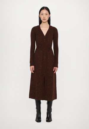 Braun gestricktes Kleid mit V-Ausschnitt, langen Ärmeln und einem Schlitz vorne. Besitzt kleine Knöpfe in der Mitte und eine figurbetonte Silhouette.