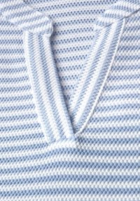 Tejido texturizado de rayas azul claro y blanco con un diseño de escote en V, que presenta un patrón de punto y acentos acanalados.
