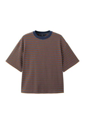 Prugasta majica s kratkimi rokavi, z rjavimi, modrimi in belimi črtami. Okrogel izrez z mornarsko modrim robom, izdelana iz gladkega blaga.