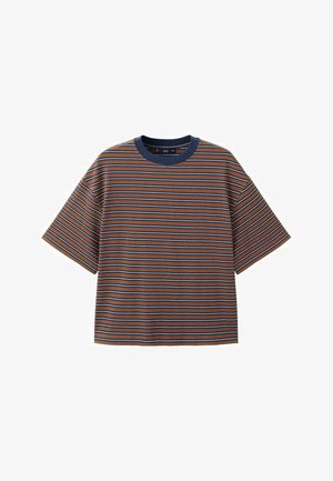 Prugasta majica kratkih rukava, sadrži smeđe, plave i bijele pruge. Okrugli izrez s tamnoplavim rubom, izrađena od glatkog tkanja.