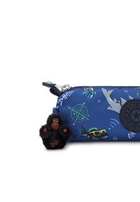 Astuccio blu con motivo, decorato con illustrazioni di squali e pesci. Dotato di un charm a forma di gorilla in finta pelliccia nera e un patch rotondo con logo. Chiusura con zip.