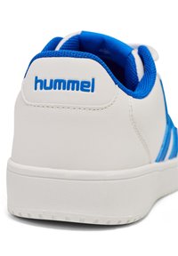 Weißer Sneaker mit blauen Akzenten, leichtem synthetischem Material, gepolstertem Kragen und strukturiertem Laufsohle. Markenlogo auf der Ferse angebracht.