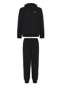 Ensemble de hoodie noir et de survêtement en tissu léger et texturé. Le hoodie présente une fermeture éclair à l'avant, une capuche avec cordon et des poches latérales.