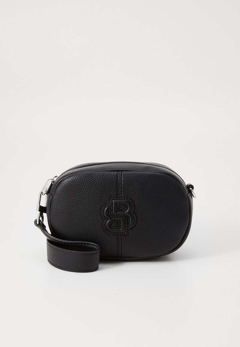 Borsa a tracolla nera in pelle, forma ovale, finitura testurizzata, con logo cucito. Include un cinturino coordinato per il polso e chiusura con zip.
