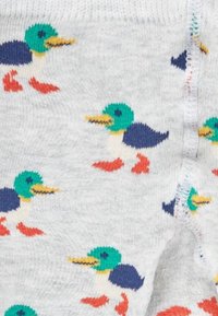 Hellgrauer Stoff mit einem sich wiederholenden Muster von Cartoon-Enten in Grün, Blau, Gelb und Orange. Die Textur wirkt weich und gestrickt.