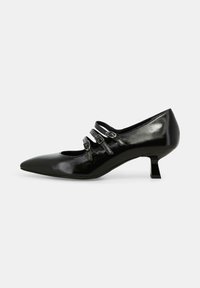 Scarpa in pelle nera con punta affusolata e dettagli minimi delle cinghie. Presenta un tacco basso a blocco e una superficie liscia e lucida.