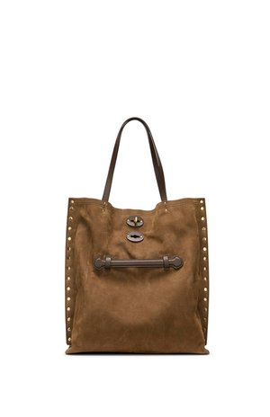 Borsa tote in suede marrone con manici in pelle marrone scuro, lati borchiati e due chiusure metalliche a rotazione sul davanti.