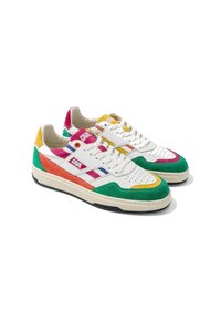 Baskets basses blanches avec des panneaux en daim vert, jaune, rouge et violet, des lacets blancs et un marquage sur le côté et la languette.