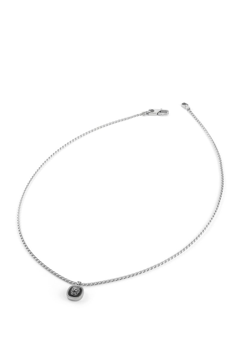 Silberne Kettenhalskette mit einem strukturierten runden Anhänger, der aufwendige Details aufweist und einen Verschluss hat. Die Kette hat ein gewundenes Design.