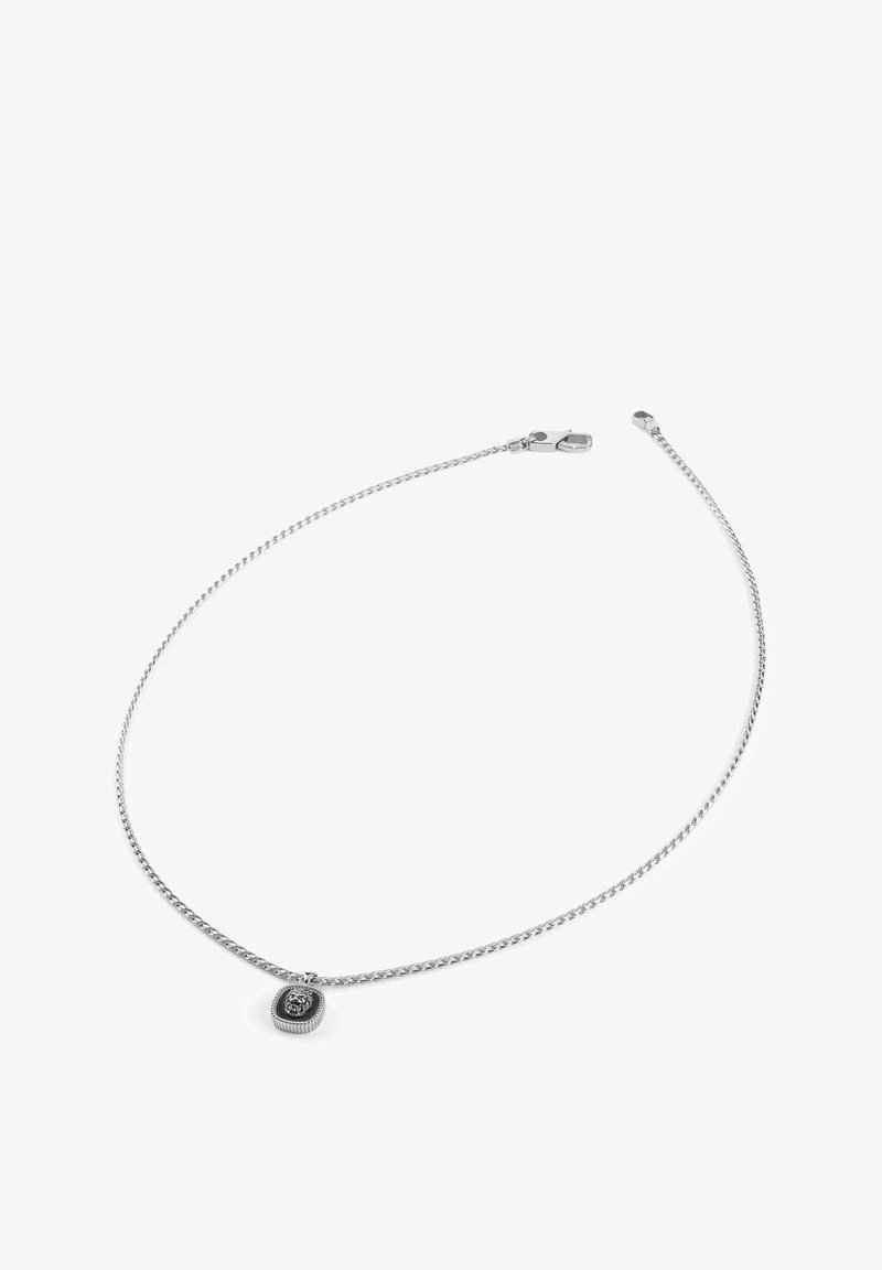 Silberne Kettenhalskette mit einem strukturierten runden Anhänger, der aufwendige Details aufweist und einen Verschluss hat. Die Kette hat ein gewundenes Design.