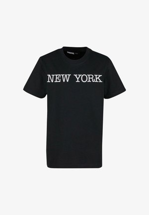Czarna koszulka z krótkim rękawem z białym, dużym napisem "NEW YORK" na piersi, prosty design, okrągły dekolt.