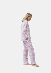 Set di pigiama leggero a quadri rosa e bianchi con maniche lunghe e pantaloni a gamba dritta, caratterizzato da un fit rilassato e tasche.