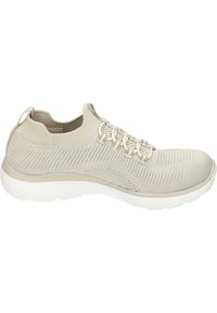 Baskets de sport beiges avec une tige en tricot, un motif texturé, des lacets élastiques et une semelle blanche rembourrée. Présente une languette au niveau du talon.