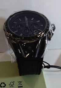 Sort analog ur med en struktureret sort læderrem, rund urskive og blå urskive med sølvfarvede timemarkører og tre sub-dialer.
