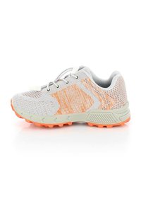Chaussure de course légère avec un dessus en mesh gris et des accents orange, semelle en caoutchouc texturé et système de laçage sécurisé pour un bon maintien.