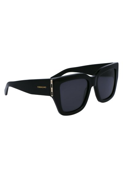 Čierne oversized slnečné okuliare s odvážnym štvorcovým rámom, tmavými sklami a zlatými kovovými detailmi so značkou Ferragamo na spánku.