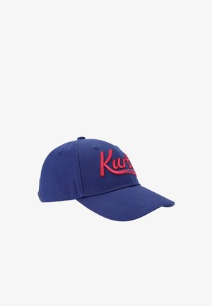 Marineblaues Baseballcap mit gebogenem Schirm und gesticktem "Kurt"-Logo in Rot. Aus Stoff gefertigt, mit Lüftungsösen für Atmungsaktivität.