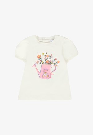 Witte t-shirt met korte pofmouwen, voorzien van een roze gieterafbeelding gevuld met bloemen en een illustratie van een teddybeer.