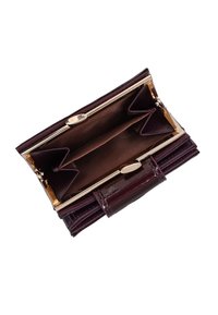 Vinrød læderpung med en guldtonet lås, der har to rum og en tekstureret inderside med en glat finish.