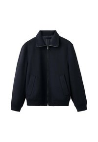 Giacca zip-up blu navy con colletto, due tasche frontali, polsini a costine e orlo a costine. Realizzata in un tessuto liscio e strutturato.