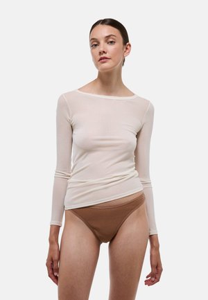 Haut blanc transparent à manches longues avec un col arrondi, associé à un bas de bikini côtelé marron clair. Texture lisse, coupe ajustée.