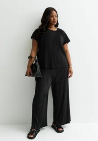New Look Curves CURVES PLISSÉ WIDE LEG  - Trousers - black