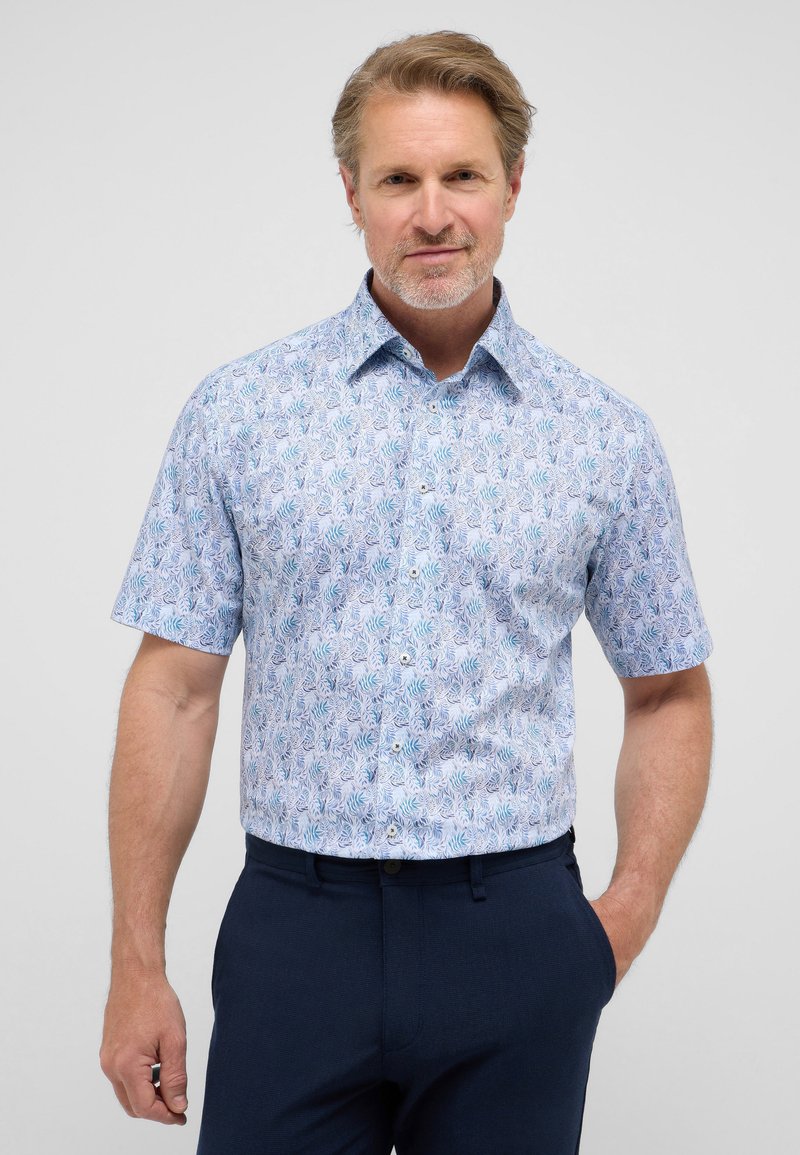 Korte mouwen shirt in lichtblauw met een bladenpatroon. Voorzien van een klassieke kraag en knopen, gemaakt van een gladde, lichte stof.