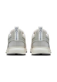 Paar hellgraue Sportschuhe, Rückansicht, mit Mesh-Gewebe, Zugschlaufen mit "ON"-Logo und weißen, gepolsterten Sohlen.