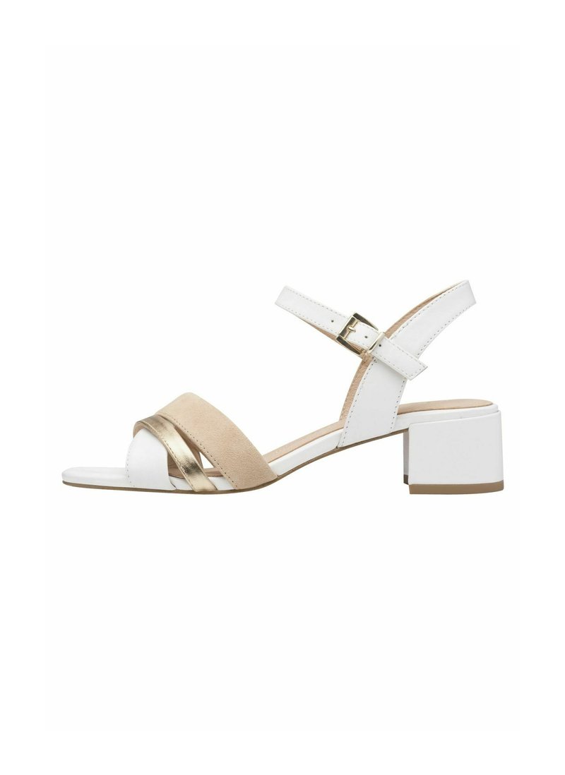 Sandalo bianco e beige con una ampia fascia e un accento metallico dorato. Presenta un tacco basso e quadrato e una cinghia alla caviglia regolabile.